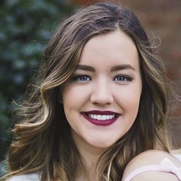 Meet your Posher, Emily - Picture 2 of 5